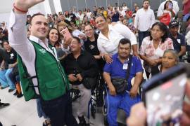 El gobernador Manolo Jiménez encabezó en Torreón la entrega de apoyos económicos del programa ”Veamos por la Discapacidad” para beneficiarios de la Región Laguna.