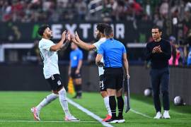 La lesión en la rodilla de Alexis Vega mantiene en alerta a Javier Aguirre y al cuerpo técnico de la Selección Mexicana.