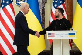 El presidente de los Estados Unidos, Joe Biden, le da la mano al presidente de Ucrania, Volodymyr Zelenskyy en el Palacio Mariinsky en Kiev, Ucrania.