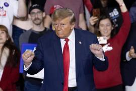 El expresidente estadounidense Donald Trump baila antes de concluir un mitin de campaña en el SNHU Arena de Manchester, New Hampshire.