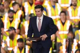 El secretario de Trabajo, Keith Sonderling, sube al escenario para hablar en una visita a las instalaciones operativas de Mack Trucks en Lehigh Valley, en Macungie, Pensilvania, el martes 23 de junio de 2026.