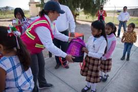 Unidos. La entrega de mochilas y útiles escolares se ha realizado en 15 ejidos de Saltillo.