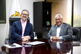 Everardo Padrón, secretario general de la Sección 5 del SNTE (der.), anunció el incremento salarial para el magisterio y detalló las gestiones en pensiones y salud que impulsa el sindicato a nivel estatal y nacional.