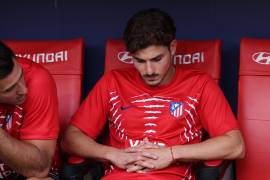 Cabizbajo fue captado el argentino, mientras en el Estadio Metropilitano gran parte de la afición le silbaba como mensaje de desaprobación.