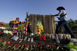 Familiares improvisaron un memorial en el lugar donde fue encontrado el semirremolque en San Antonio, Texas.