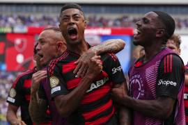 Bruno Henrique celebra el gol del empate que inició la remontada de Flamengo sobre Chelsea en Filadelfia.