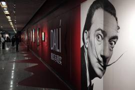 Exposición centrada en la figura de Salvador Dalí, organizada por la Biblioteca Miguel de Cervantes, inaugurada este miércoles en el metro de Shanghái.
