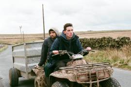 Apuesta. Con un entorno rural tan hostil como conmovedor, la película convierte el aislamiento y el amor en los ejes de una de las historias más destacadas del cine LGBT contemporáneo.
