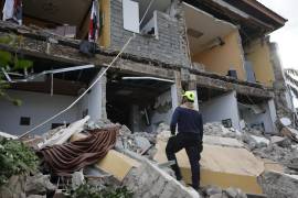 Un socorrista observa una edificación afectada por el terremoto de magnitud 7,7 que sacudió el sureste de Panamá, con una profundidad de 10 kilómetros y generó daños en varios edificios y carreteras cercanas a la localidad de Tonosí, epicentro del temblor, este viernes en Penonomé.