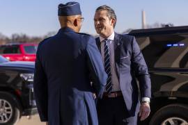 El Secretario de Defensa, Pete Hegseth (d), es recibido por el Jefe del Estado Mayor Conjunto, Charles Q. Brown Jr. (i), a su llegada para su primer día oficial en el Pentágono en Arlington, Virginia.