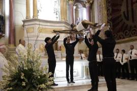 La imagen del Santo Cristo de la Capilla será descendida este lunes de su altar para permanecer en la Catedral de Santiago durante el novenario en su honor.