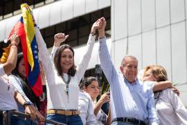 La líder opositora venezolana María Corina Machado (i) y el candidato a la presidencia de Venezuela Edmundo González Urrutia saludan en una manifestación de apoyo este martes, en Caracas, Venezuela.