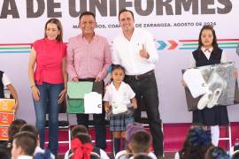 Además de uniformes y calzado, también se entregan útiles escolares.