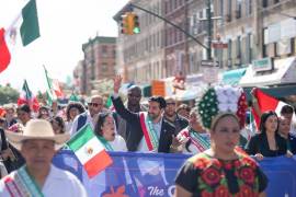 Fotografía del 13 de septiembre de 2026 tomada de la cuenta oficial en X @NYCMayor del alcalde de Nueva York, Zohran Mamdani (c), participando en el desfile del Día de la Independencia de México, en Nueva York.