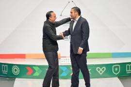 El gobernador Manolo Jiménez acompañó al alcalde Carlos Villarreal durante su primer informe de resultados en Monclova.