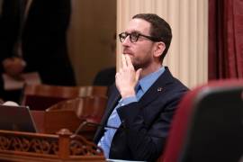 El senador estatal Scott Wiener, demócrata de San Francisco, impulsor del proyecto de ley SB 1047 para regular la IA en el Capitolio en Sacramento, California.