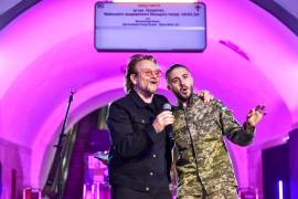 El músico irlandés Bono (i) de U2 actúa con el cantante ucraniano Taras Topolya (d) de la banda Antytila, que ahora sirve en el ejército ucraniano, en la estación de metro de Khreshatyk en Kyiv (Kiev).