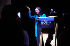 La candidata demócrata a gobernadora Francesca Hong durante una fiesta electoral por las elecciones primarias, el martes 11 de agosto de 2026 en Madison, Wisconsin.