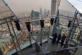 La capital saudí, Riad, ha sido el escenario de una expansión sin precedentes, sin embargo, la volatilidad de los precios del petróleo ha obligado al gobierno a reconsiderar el ritmo y la viabilidad de sus proyectos más ambiciosos.