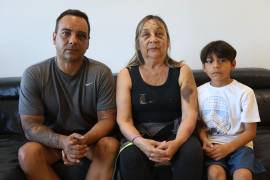 Grian Serrano, su madre y su hijo en la casa donde se hospedan con familiares en Caracas. Serrano también sobrevivió a los deslizamientos de tierra de 1999 que azotaron La Guaira.