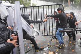 La protesta por la calidad del agua frente a Casa Jalisco terminó en enfrentamientos; la Fiscalía liberó a seis personas que seguirán bajo investigación.