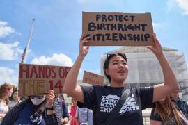 Hannah Liu, de 26 años y residente de Washington, sostiene un cartel en apoyo a la ciudadanía por derecho de nacimiento, el 15 de mayo de 2025, frente a la Corte Suprema en Washington.
