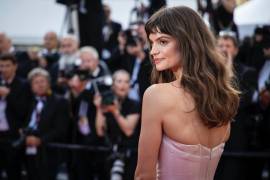 Charlbi Dean posa para los fotógrafos a su llegada al estreno de la película “Triangle of Sadness” en el 75º festival internacional de cine, Cannes, el 21 de mayo de 2022.