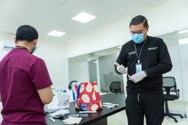 Personal del Centro de Justicia Municipal durante la aplicación de pruebas toxicológicas a operadores de taxi.