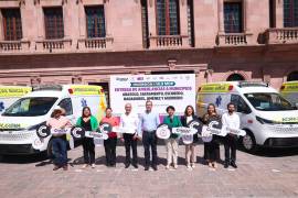 El gobernador Manolo Jiménez Salinas y el secretario de Salud durante la entrega de ambulancias en Palacio de Gobierno.