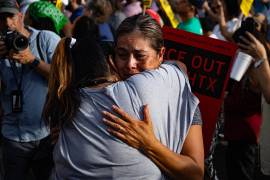 Tomasa Salgado, familiar de Lorenzo Salgado Araujo, inmigrante mexicano fallecido durante un operativo del ICE, llora durante una manifestación contra las políticas migratorias este miércoles, en Houston.