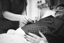 El seguimiento médico durante el embarazo permite prevenir complicaciones como la preeclampsia y la hemorragia obstétrica.