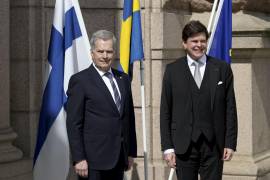 El presidente de Finlandia, Sauli Niinisto (i) y el presidente del parlamento de Suecia, Andreas Norlen en Estocolmo, Suecia.
