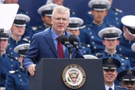 El secretario de la Fuerza Aérea de EEUU, Troy Meink, habla durante la ceremonia de graduación de la Academia de la Fuerza Aérea en el Falcon Stadium, el jueves 28 de mayo de 2026, en Colorado.