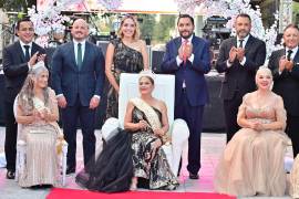 Carlos Villarreal y Mavi Sosa encabezaron la imposición de corona durante una jornada dedicada a reconocer la experiencia de los adultos mayores.