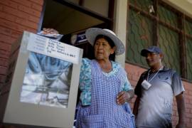 Una mujer vota en las elecciones generales de Bolivia este domingo, en la Escuela San Antonio, municipio de Villa Tunari, Bolivia.