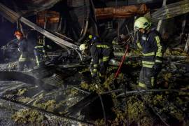 Los bomberos limpian los escombros del destruido centro comercial Amstor en Kremenchuk, Óblast de Poltava, Ucrania