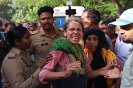 Una mujer llora al ver un incendio en un edificio comercial en Lucknow, India, el lunes 22 de junio de 2026.