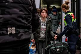 Refugiados ucranianos llegan en tren desde Polonia a la estación central de Berlín Hauptbahnhof, en Berlín, Alemania.EFE/EPA/Filip Singer