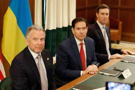 El enviado especial Steve Witkoff, izquierda, el secretario de Estado estadounidense Marco Rubio, centro, y Jared Kushner asisten a una reunión con funcionarios ucranianos el domingo 30 de noviembre de 2025 en Hallandale Beach, Florida. FOTO: