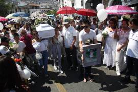 Familiares y amigos despiden a la niña Camila Gómez Ortega este viernes, quien fue asesinada en el municipio de Taxco en Guerrero.