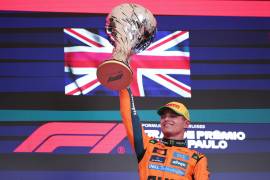 Lando Norris festeja su victoria en Interlagos, clave en la pelea por el título mundial.