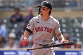 Jarren Duran, jugador de los Medias Rojas, reaccionó con un gesto obsceno a alguien del público al regresar a la banca tras un out en la quinta entrada.