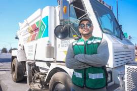 La barredora mecánica, operada por José Plata, mejora las condiciones de vialidades con trabajo constante.