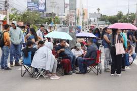 Docentes y trabajadores de la Sección 22 del SNTE-CNTE se manifestaron con un plantón afuera del Instituto.