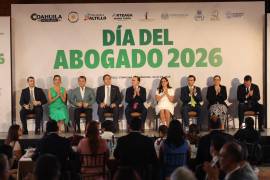 El gobernador Manolo Jiménez Salinas encabezó la ceremonia conmemorativa por el Día del Abogado y entregó reconocimientos a destacados juristas coahuilenses.
