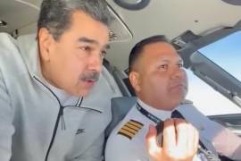 En esta imagen tomada de un video publicado en la cuenta de Facebook del presidente venezolano, Nicolás Maduro, el 15 de diciembre de 2023, Maduro se ve junto al piloto Bitner Villegas en la cabina de un avión.