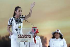La candidata presidencial del oficialismo Movimiento de Regeneración Nacional (Morena), Claudia Sheinbaum, participa en un acto público este domingo, en la ciudad de San Pedro Cholula, Puebla (México).
