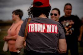 Una partidaria de Trump en su mitin de campaña en Latrobe, Pensilvania, el 5 de noviembre de 2022. La profunda polarización de la nación ha ayudado a evitar cambios en los sistemas electorales.