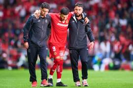 El delantero Alexis Vega salió lesionado durante el partido entre Toluca y Pachuca, tras resentirse del muslo izquierdo sin recibir contacto.