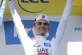 Isaac del Toro, portando el maillot blanco de mejor joven, se mantiene firme en la tercera posición de la clasificación general tras superar estratégicamente la Etapa 17 del Tour de Francia.